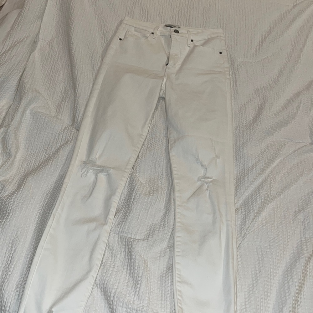 Abercrombie white ripped skinny jeans never worn (size 26 long)